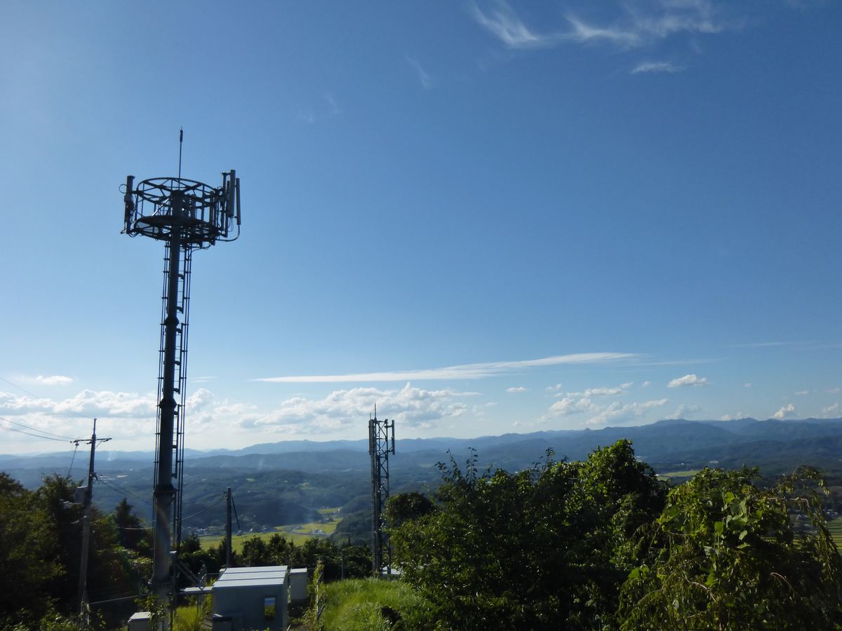 携帯電話基地局と山間の風景